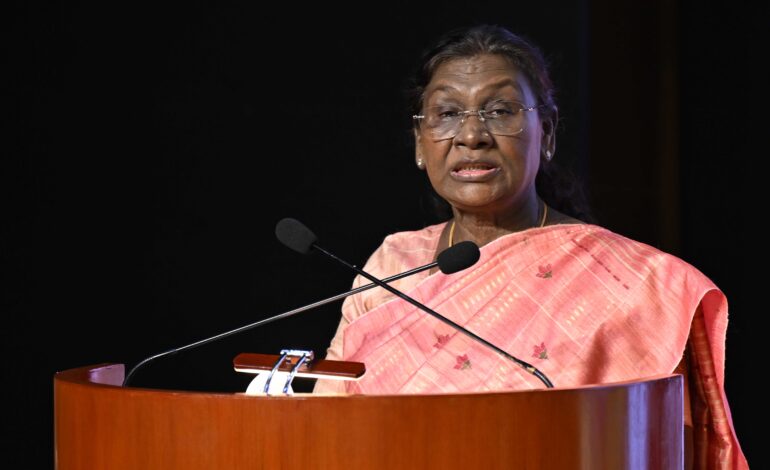 राष्ट्रपति ने 64वीं राष्ट्रीय कला प्रदर्शनी के पुरस्कार समारोह में भाग लिया