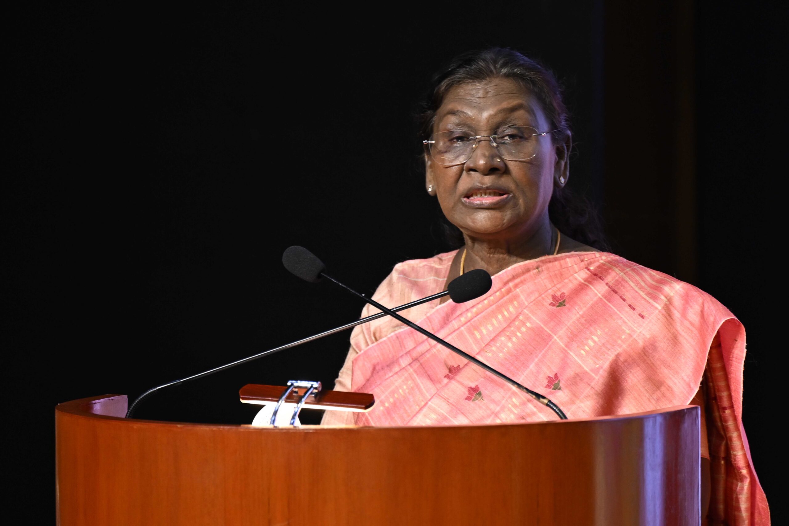 राष्ट्रपति ने 64वीं राष्ट्रीय कला प्रदर्शनी के पुरस्कार समारोह में भाग लिया