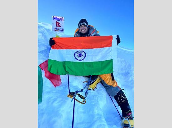 वाह! क्या जज्बा है! हरियाणा के नरेंद्र ने फिर किया कमाल, दुनिया की 8वीं सबसे ऊंची चोटी पर लहराया तिरंगा
