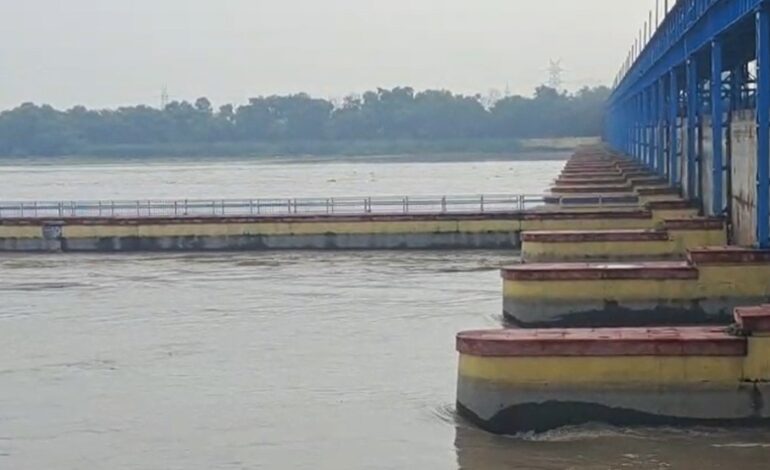 दिल्ली में बाढ़ ने मचाई तबाही, यमुना नदी का जलस्तर 207 मीटर के पार