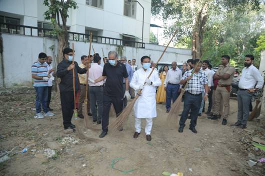 सामाजिक न्याय एवं अधिकारिता राज्य मंत्री श्री बी एल वर्मा ने विशेष स्वच्छता अभियान “एक दिन, एक घंटा, एक साथ” का नेतृत्व किया