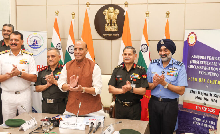 राजनाथ सिंह ने मुंबई से ‘समुद्र प्रदक्षिणा’ अभियान का किया शुभारंभ, दुनिया की पहली त्रि-सेवा महिला नौकायन परिक्रमा