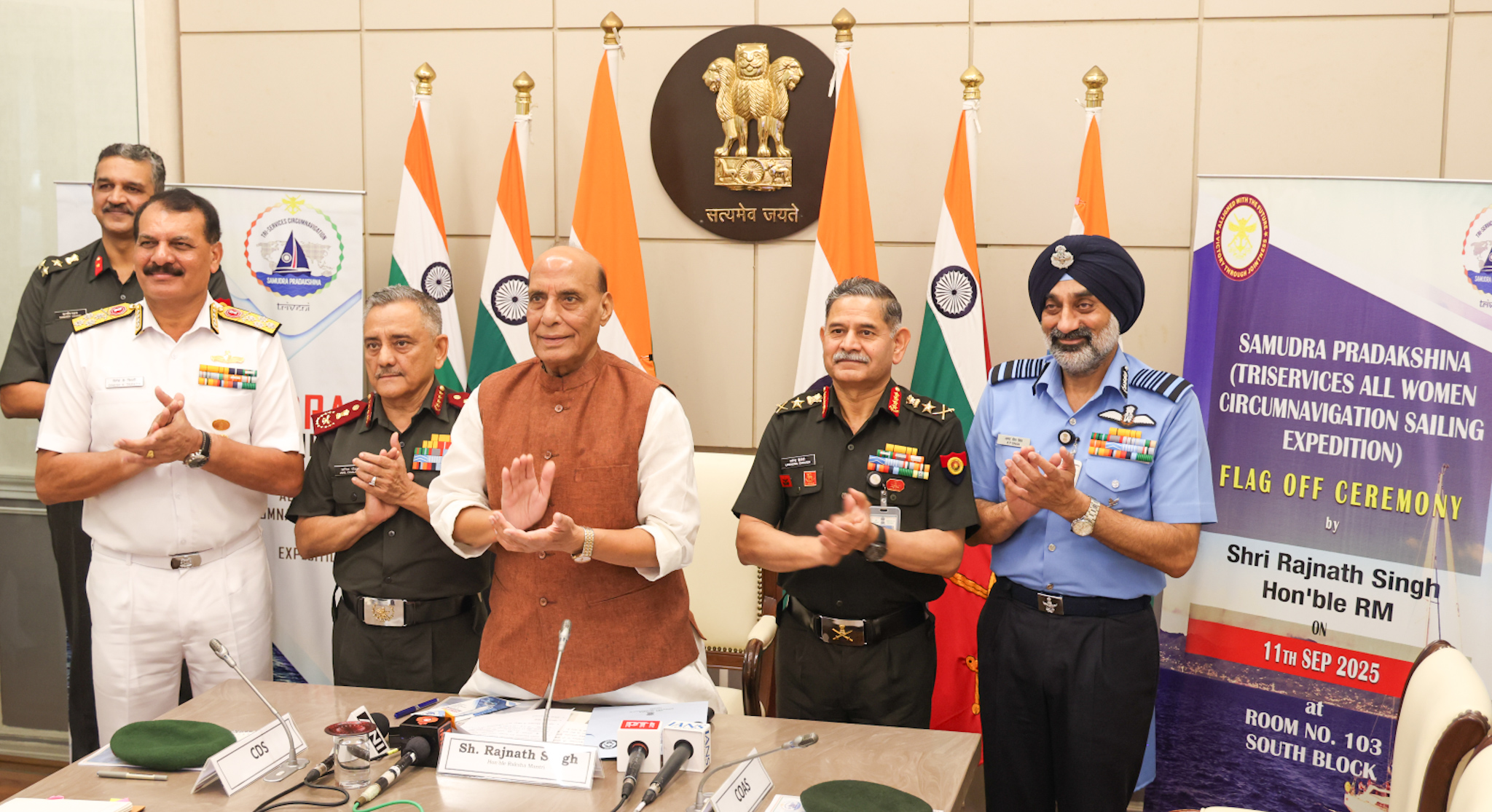 राजनाथ सिंह ने मुंबई से ‘समुद्र प्रदक्षिणा’ अभियान का किया शुभारंभ, दुनिया की पहली त्रि-सेवा महिला नौकायन परिक्रमा