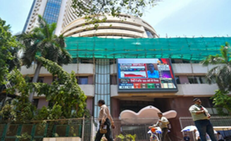 जीएसटी दरों में कटौती से भारतीय शेयर बाजार में उछाल, सेंसेक्स 550 अंक चढ़ा
