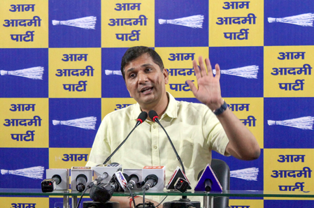 नई दिल्ली स्टेशन पर सफाई व्यवस्था की तारीफ,और शेयर किया वीडियो: सौरभ भारद्वाज