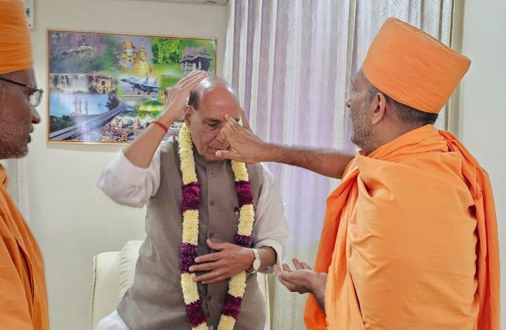 Diwali: रक्षा मंत्री ने नासिक में बीएपीएस संतों से की भेंट, दिवाली की शुभकामनाएं दीं