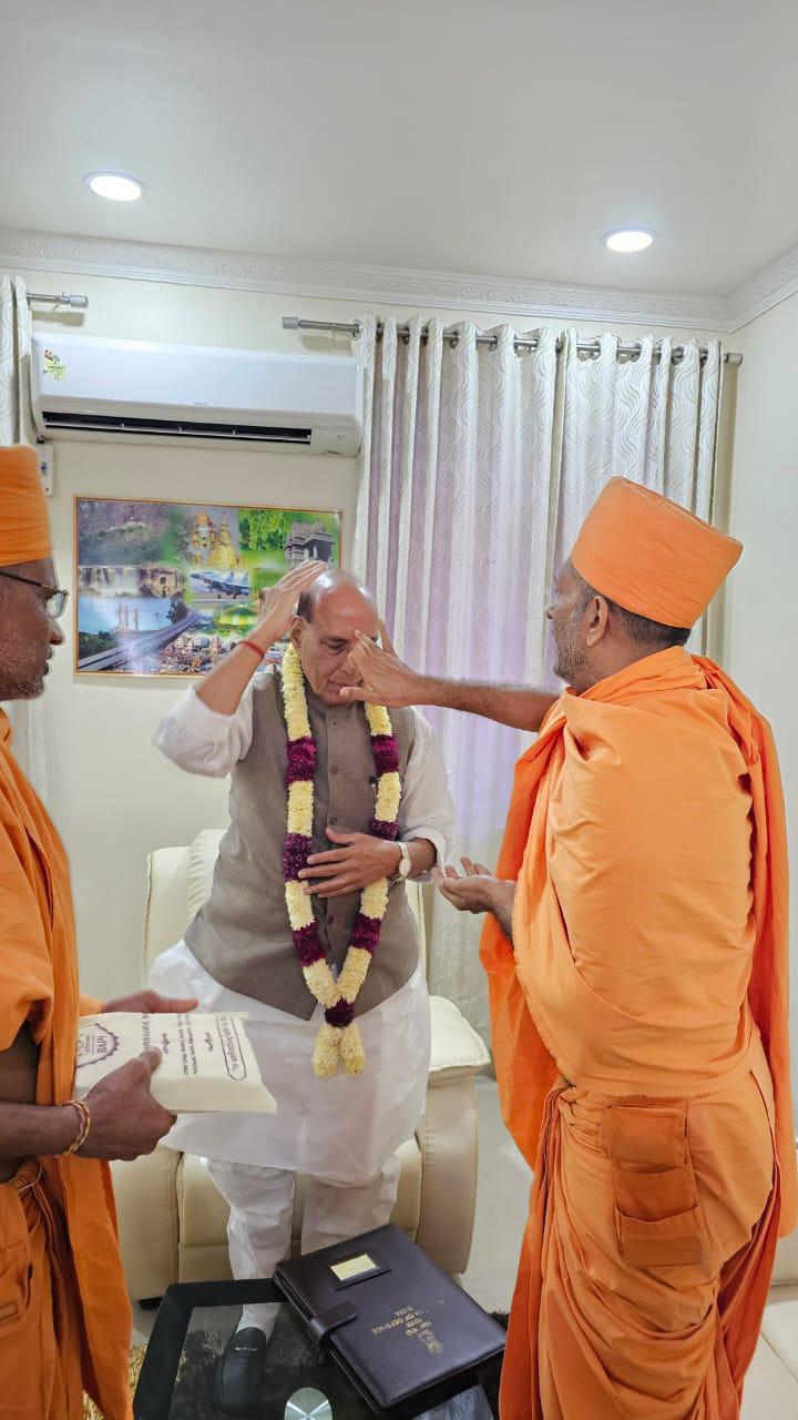 Diwali: रक्षा मंत्री ने नासिक में बीएपीएस संतों से की भेंट, दिवाली की शुभकामनाएं दीं