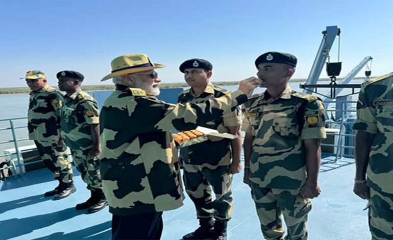 प्रधानमंत्री मोदी ने फिर जवानों के साथ मनाई दिवाली- “देश ही परिवार है” का दिया संदेश