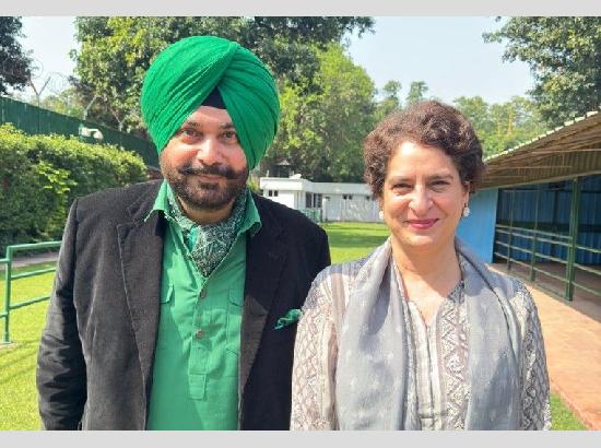Navjot Sidhu फिर चर्चा में, Priyanka Gandhi से की मुलाकात