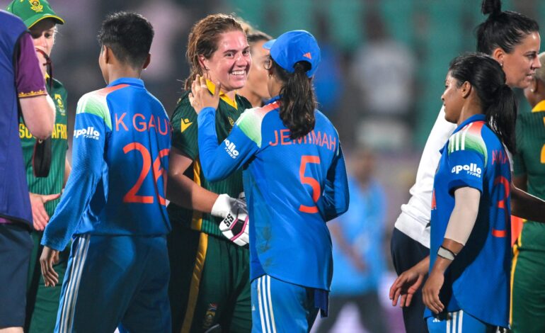 भारतीय महिला टीम को विश्व कप में पहला झटका, साउथ अफ्रीका ने भारत को 3 विकेट से हराया