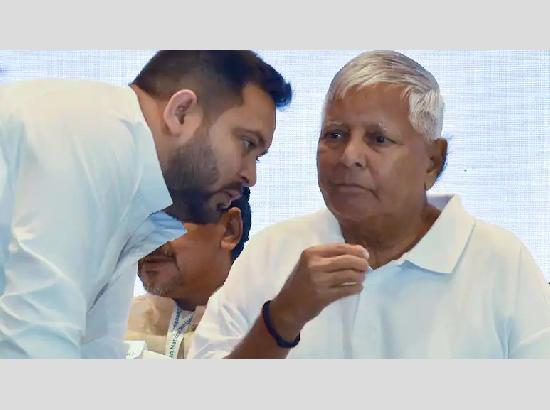 लालू, राबड़ी और तेजस्वी यादव की बढ़ीं मुश्किलें! कोर्ट ने तय किए आरोप,