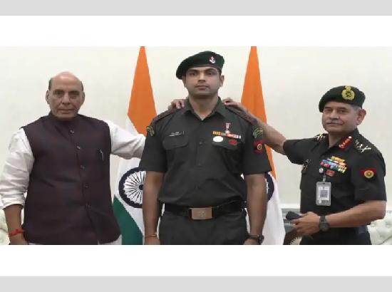‘गोल्डन बॉय’ Neeraj Chopra बने लेफ्टिनेंट कर्नल! सेना की वर्दी में आए नजर