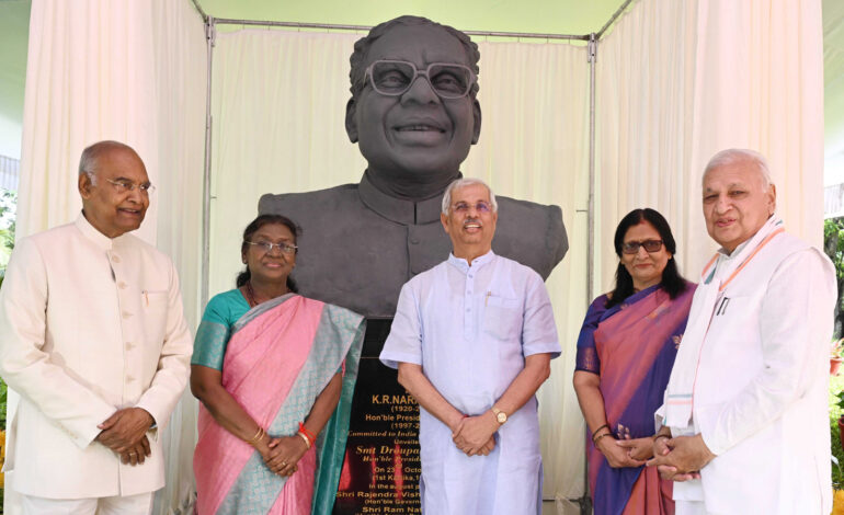 राष्ट्रपति श्रीमती द्रौपदी मुर्मु ने तिरुवनंतपुरम के राजभवन में भारत के पूर्व राष्ट्रपति श्री के.आर. नारायणन की प्रतिमा का अनावरण किया