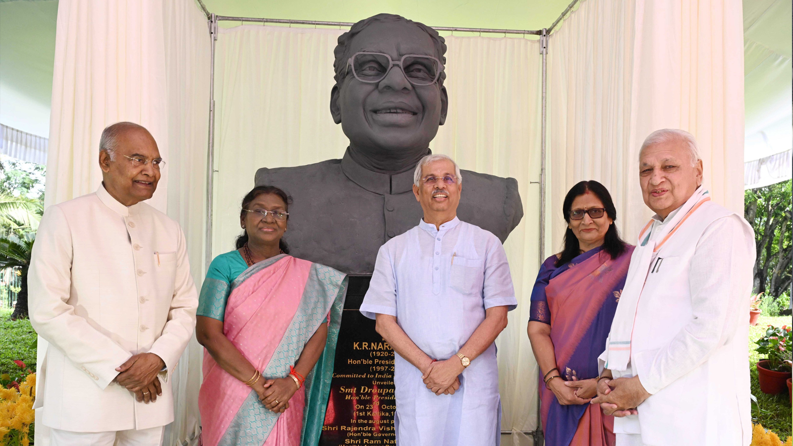 राष्ट्रपति श्रीमती द्रौपदी मुर्मु ने तिरुवनंतपुरम के राजभवन में भारत के पूर्व राष्ट्रपति श्री के.आर. नारायणन की प्रतिमा का अनावरण किया