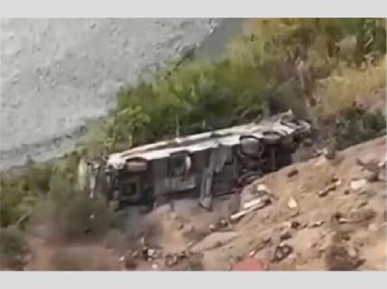 Breaking : गहरी खाई में गिरी यात्रियों से भरी बस! 37 लोगों की मौ*त, कई घायल