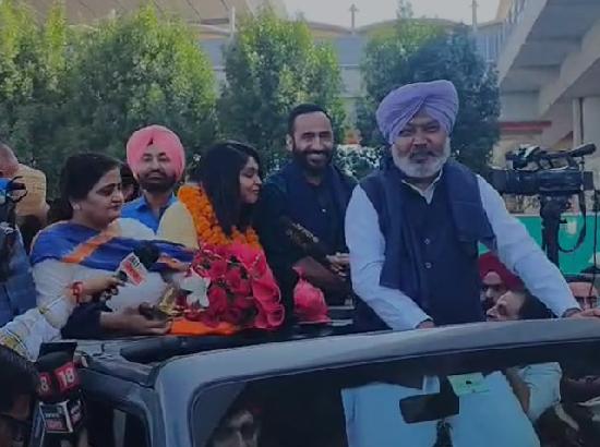 World Cup की ‘शेरनियां’ Amanjot और Harleen देओल पहुंचीं Mohali! मंत्री चीमा और मीत हेयर ने किया Welcome