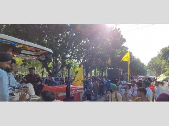 PU में ट्रैक्टरों समेत घुसे किसान! पुलिस हर फ्रंट पर नाकाम