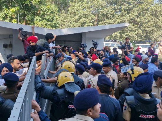 PU में Protest : प्रदर्शनकारियों ने Gate No. 1 तोड़कर किया प्रवेश