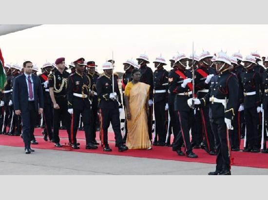 राष्ट्रपति Droupadi Murmu पहुंची बोत्सवाना, 21 तोपों की सलामी के साथ हुआ भव्य स्वागत