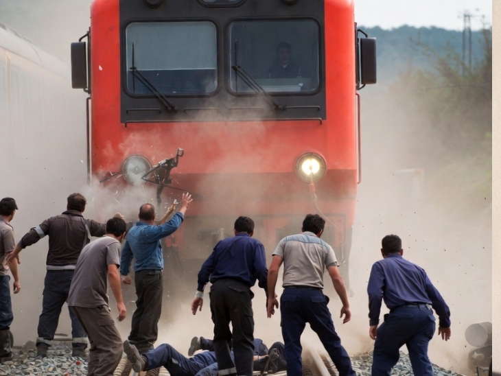 बड़ा रेल हादसा : ट्रैक पर काम कर रहे 11 कर्मचारियों की गई जान, कई घायल