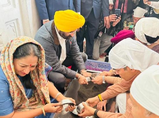 Delhi की CM Rekha Gupta और मंत्रियों ने Sri Harmandir Sahib में की ‘जूठे बर्तनों की सेवा’