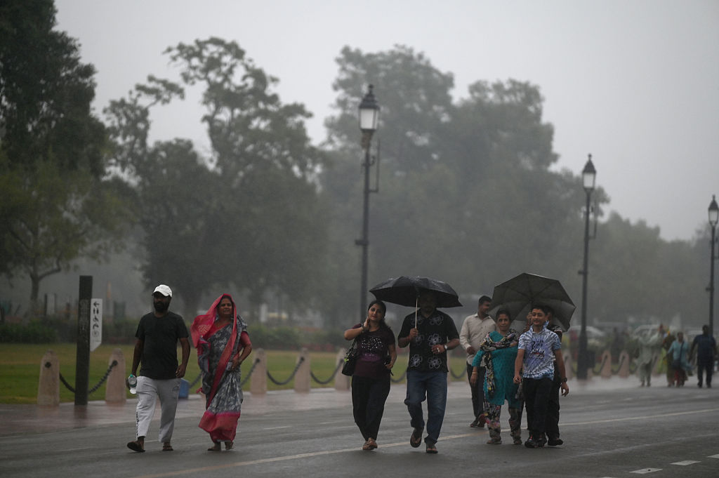 एक बार फिर बदलेगा एनसीआर का मौसम, बारिश-आंधी से गिरेगा तापमान, हवा हुई साफ