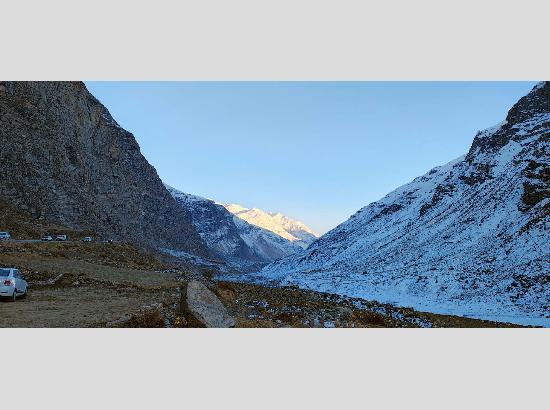 अटल टनल तक ही जा पाएंगे पर्यटक वाहन, हालडा उत्सव के चलते गुफा होटल से कोकसर की ओर वाहनों पर प्रतिबंध