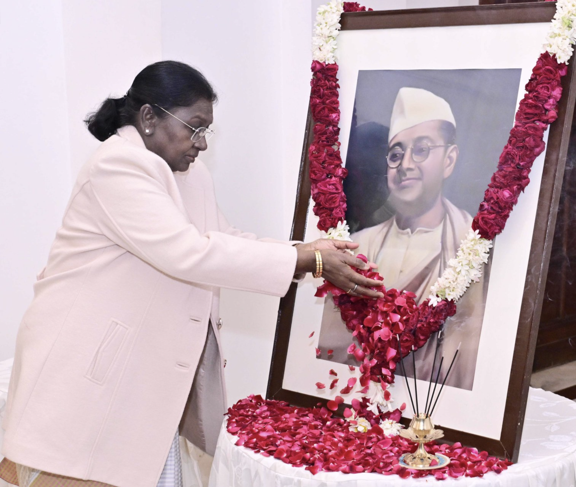 राष्ट्रपति द्रौपदी मुर्मु ने राष्ट्रपति भवन में नेताजी सुभाष चंद्र बोस को की पुष्पांजलि अर्पित