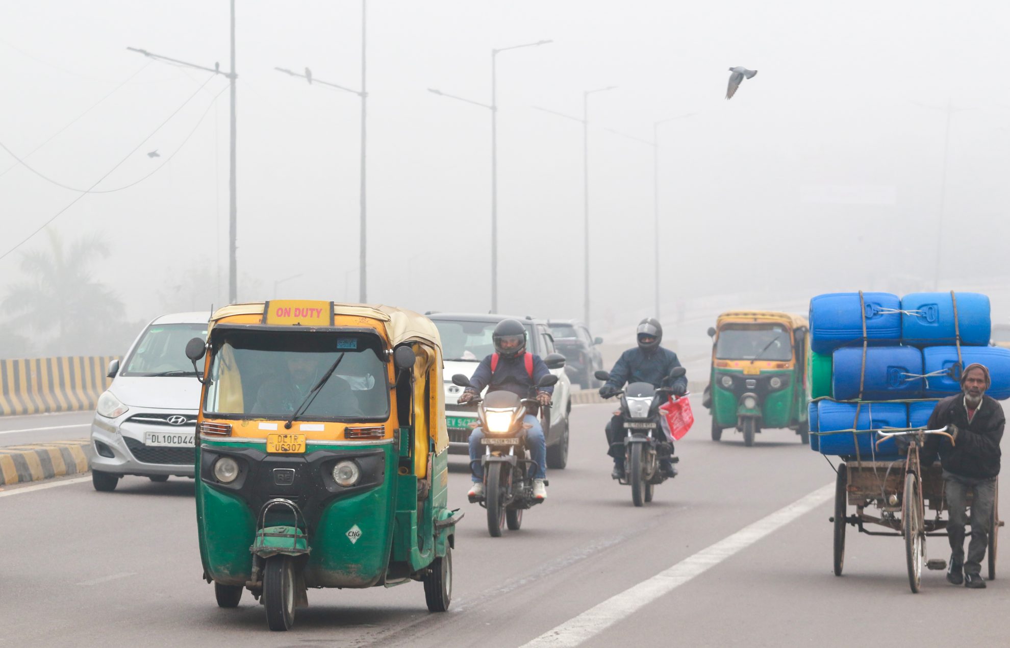 Weather Update: पहाड़ों पर हो रही बर्फबारी का असर मैदानी इलाकों में, मौसम ने बदला फिर मिजाज