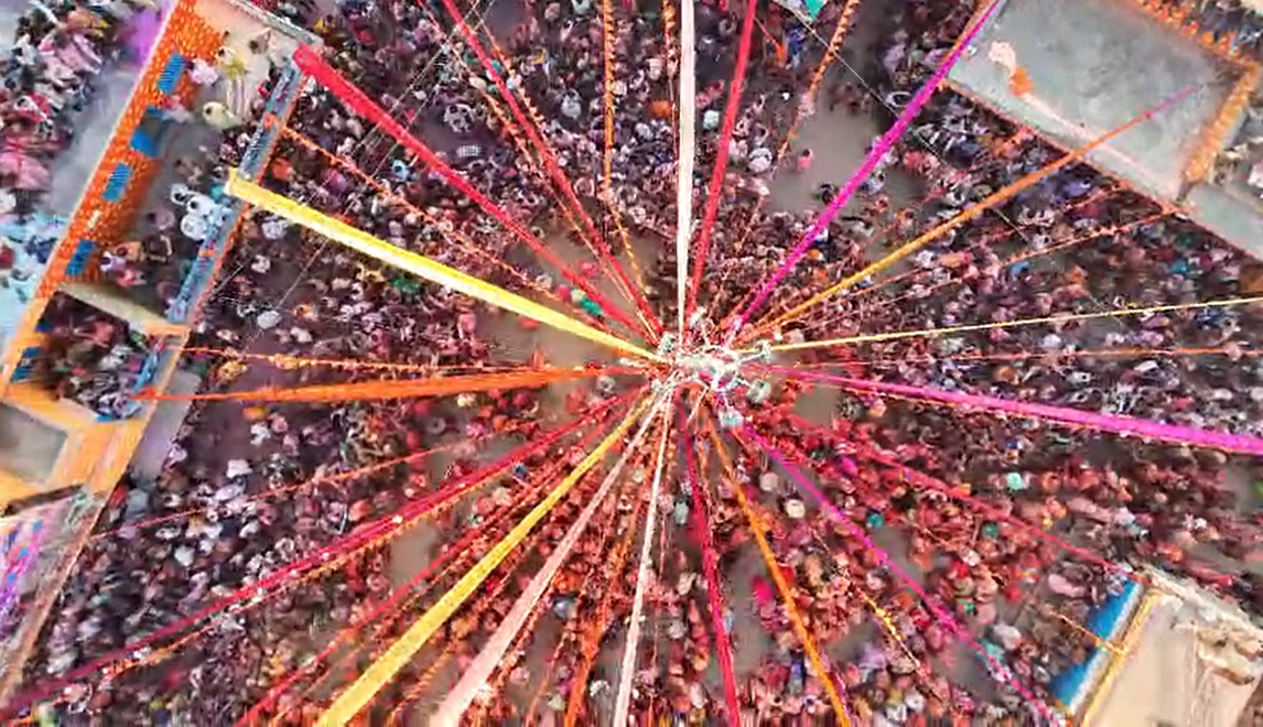 Holi 2026: बरसाना में लट्ठमार होली का अद्भुत नजारा, हुरियारों-हुरियारिनों ने लिया राधा-कृष्ण स्वरूप