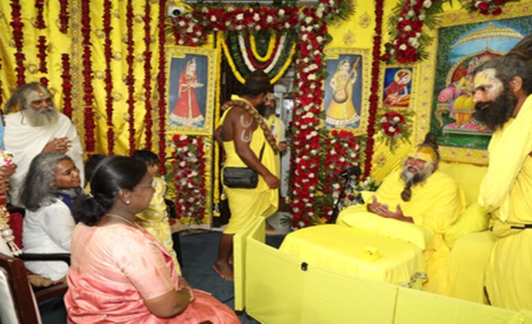 राष्ट्रपति द्रौपदी मुर्मु ने वृंदावन में संत प्रेमानंद महाराज से भेंट कर अध्यात्म और जनकल्याण पर चर्चा की
