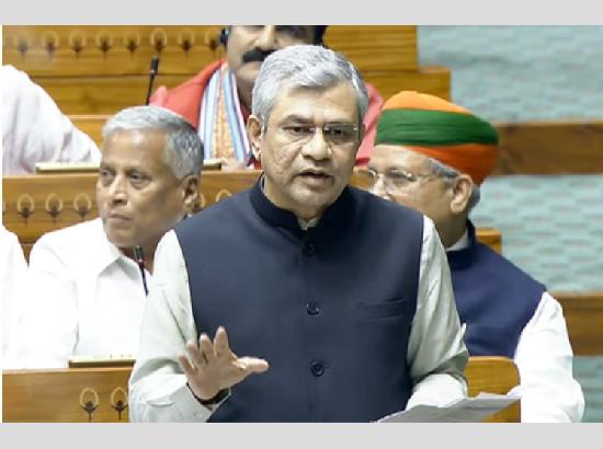 वंदे भारत ट्रेनों में यात्रियों की सुरक्षा के लिए उन्नत सुविधाएं दी गईं: रेल मंत्री अश्विनी वैष्णव