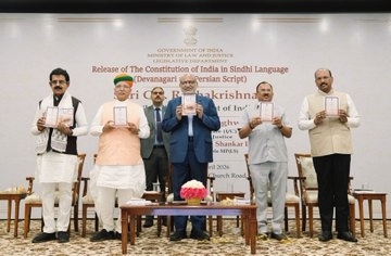 उपराष्ट्रपति ने किया संविधान का सिंधी संस्करण लॉन्च, भाषाई विविधता पर जोर