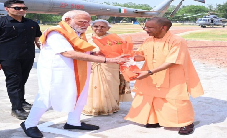 वाराणसी में प्रधानमंत्री का भव्य स्वागत, पीएम मोदी देंगे 163 परियोजनाओं की सौगात