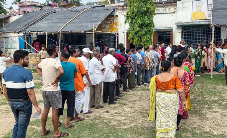 पश्चिम बंगाल में दोपहर 1 बजे तक 62 फीसदी मतदान, तमिलनाडु में 56.81 प्रतिशत वोट पड़े