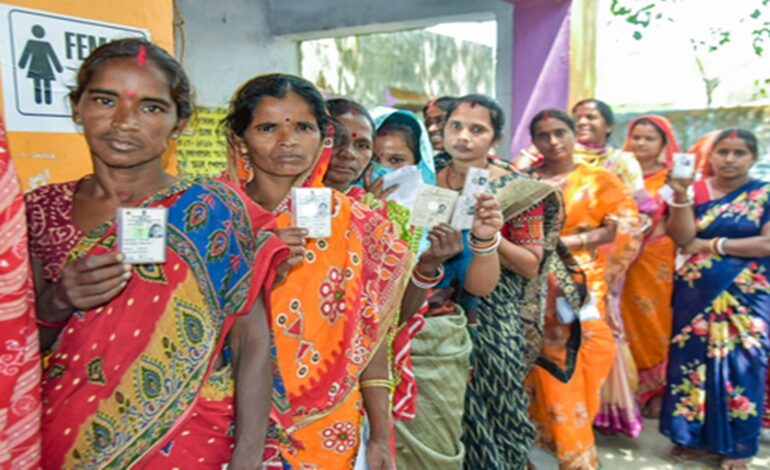 पश्चिम बंगाल में 3 बजे तक 78.77 और तमिलनाडु में 70 फीसदी मतदान, सुरक्षा के कड़े इंतजाम