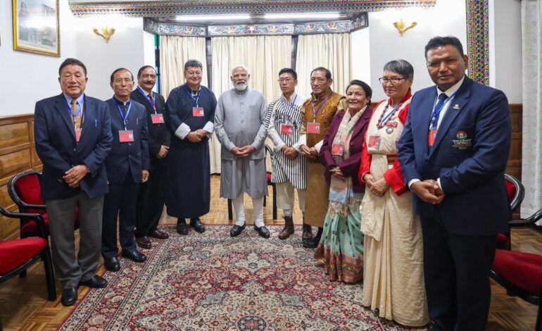 प्रधानमंत्री मोदी ने गंगटोक में पद्म पुरस्कार विजेताओं से की मुलाकात