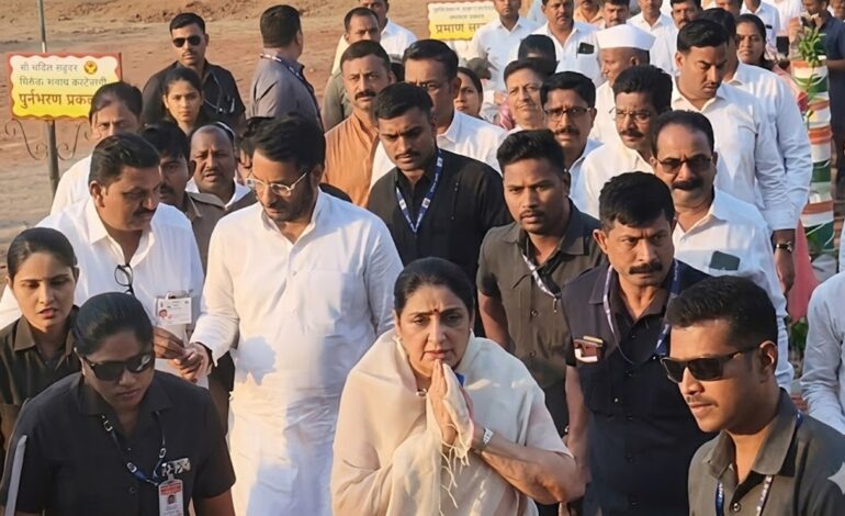 बारामती में सुनेत्रा पवार ने किया मतदान, बोलीं-अजित पवार के विकास कार्यों पर जनता मुहर लगाएगी