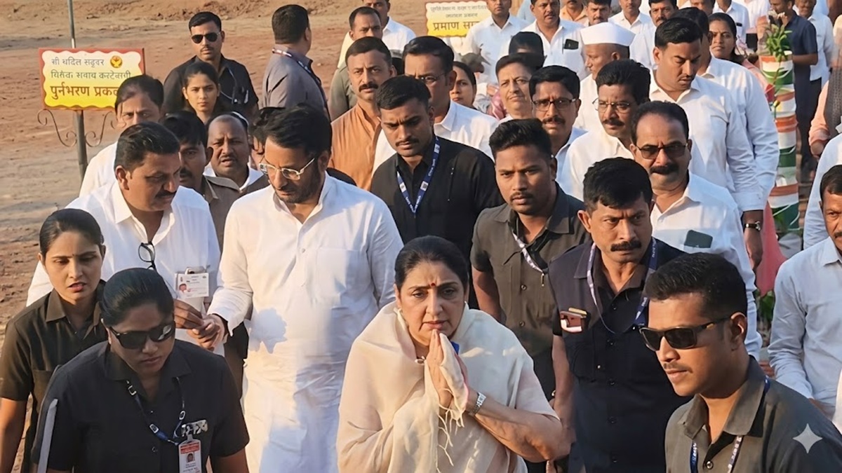 बारामती में सुनेत्रा पवार ने किया मतदान, बोलीं-अजित पवार के विकास कार्यों पर जनता मुहर लगाएगी