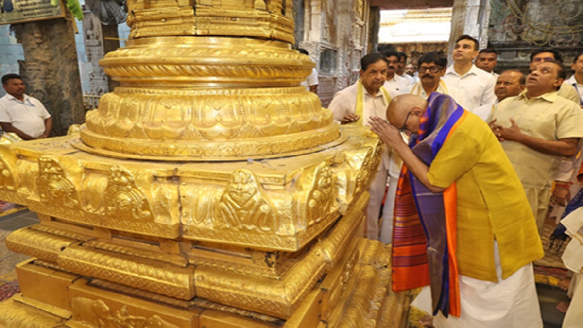 तिरुमला मंदिर में उपराष्ट्रपति सीपी. राधाकृष्णन ने टेका माथा, देशहित की मांगी दुआ