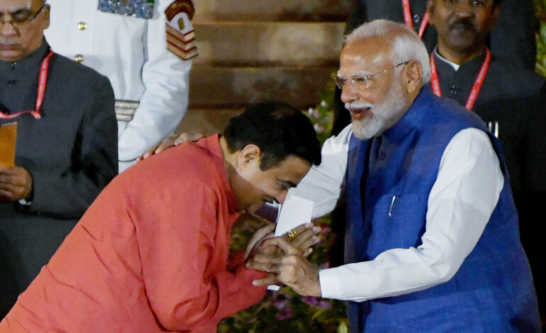 पीएम मोदी ने नितिन गडकरी को दी जन्मदिन की शुभकामनाएं, कामकाज की सराहना