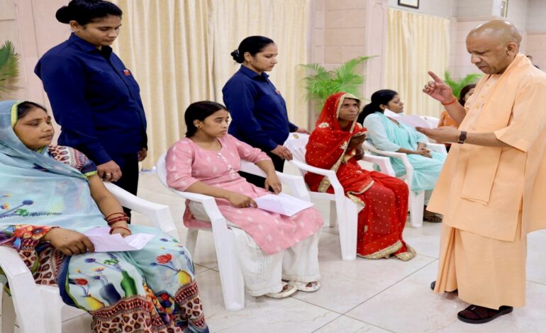 आर्थिक अभाव किसी छात्र की पढ़ाई में बाधा नहीं बनेगा : मुख्यमंत्री योगी