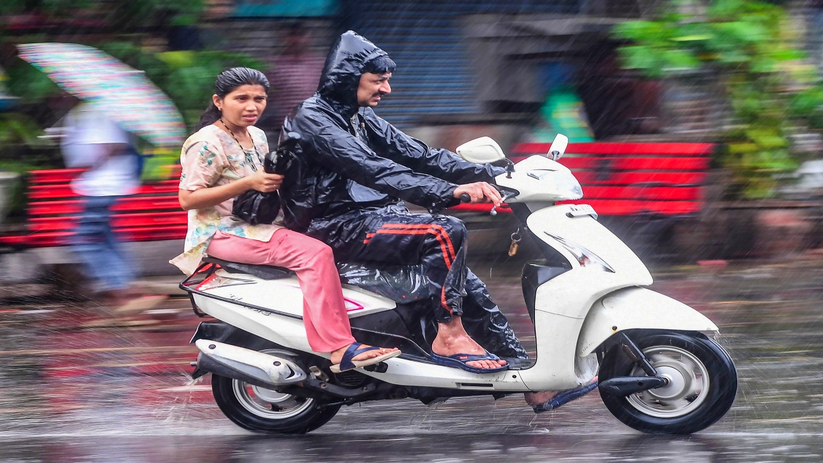 मुंबई में मानसून की जोरदार दस्तक, रात भर हुई भारी बारिश, ऑरेंज अलर्ट जारी