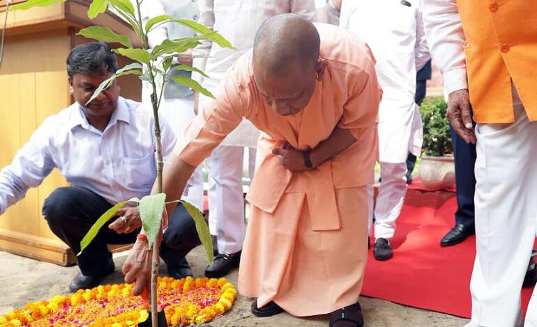 विश्व पर्यावरण दिवस पर सीएम योगी ने अपने आवास पर लगाया पौधा, बोले-पर्यावरण बचेगा तो प्रकृति बचेगी