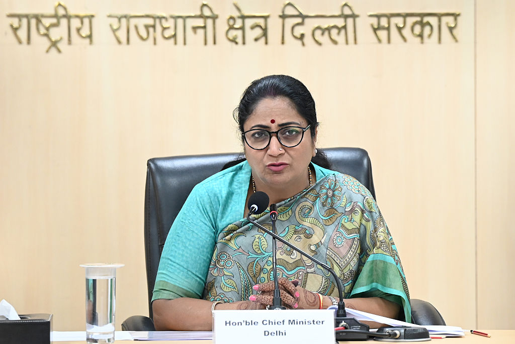 दिल्ली की सीएम रेखा गुप्ता ने लोगों से की अपील, कम से कम एक पौधा जरूर लगाएं
