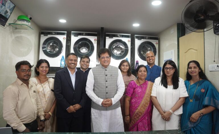 केंद्रीय मंत्री पीयूष गोयल ने मुंबई के दहिसर में ‘सुविधा केंद्र’ का उद्घाटन किया