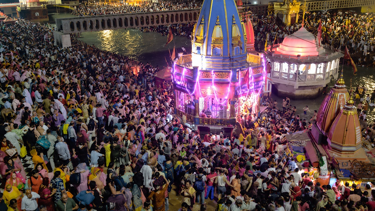 सोमवती अमावस्या पर हरिद्वार में उमड़ा आस्था का सैलाब, लाखों श्रद्धालुओं ने किया गंगा स्नान