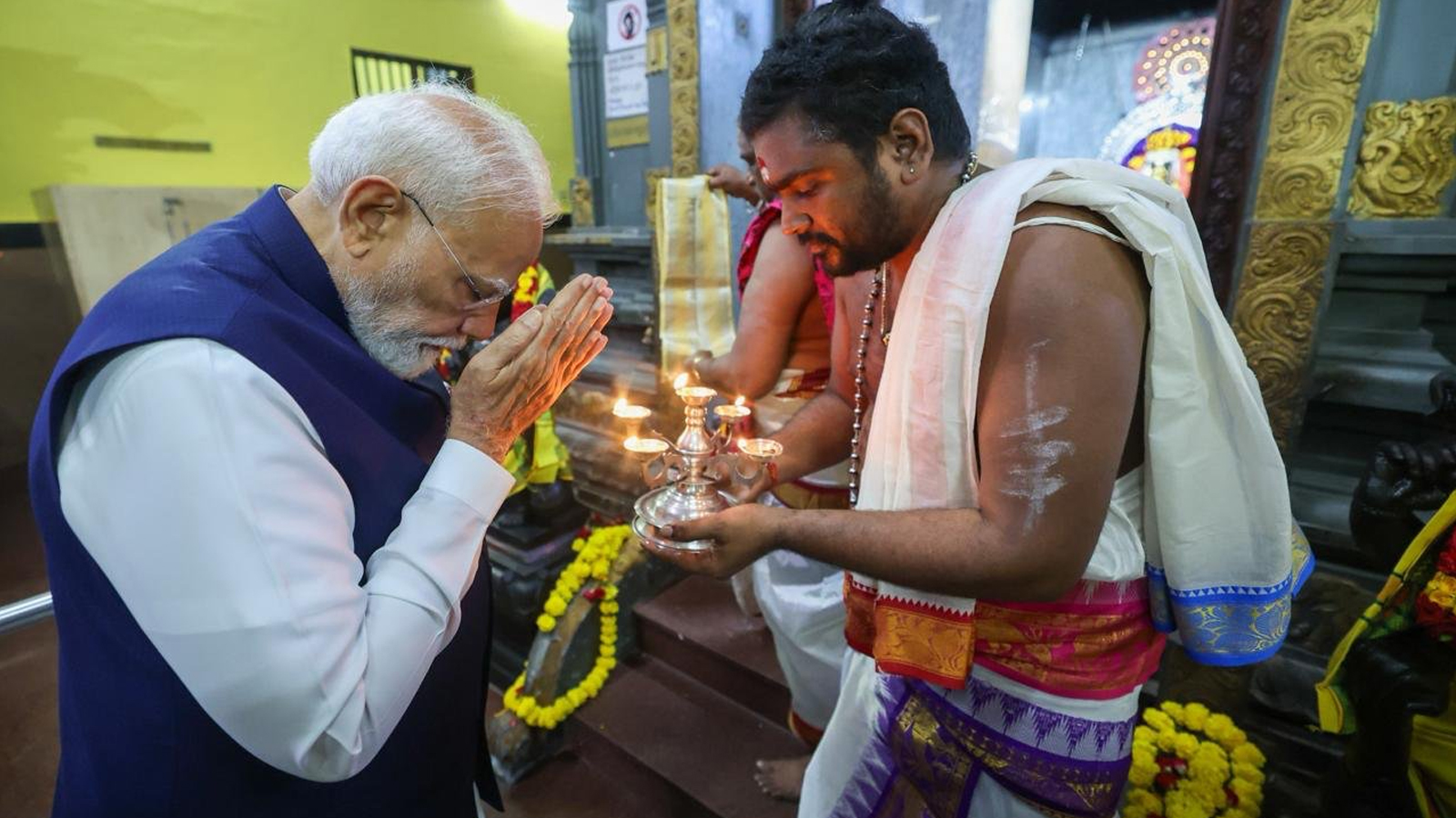 पीएम मोदी ने विक्टोरिया में अरुल मिहु नवशक्ति विनायक मंदिर में पूजा-अर्चना की