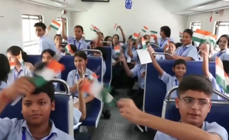 पहली हाइड्रोजन ट्रेन पर सफर कर रहे छात्रों में उत्साह, कहा- ‘भारत की पहली प्रदूषणमुक्त ट्रेन का सफर गर्व की बात