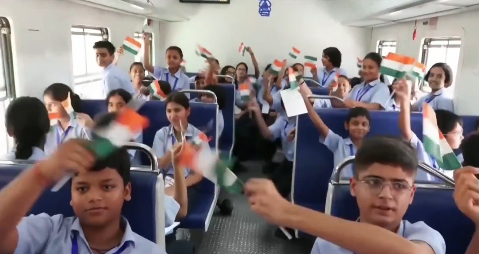 पहली हाइड्रोजन ट्रेन पर सफर कर रहे छात्रों में उत्साह, कहा- ‘भारत की पहली प्रदूषणमुक्त ट्रेन का सफर गर्व की बात